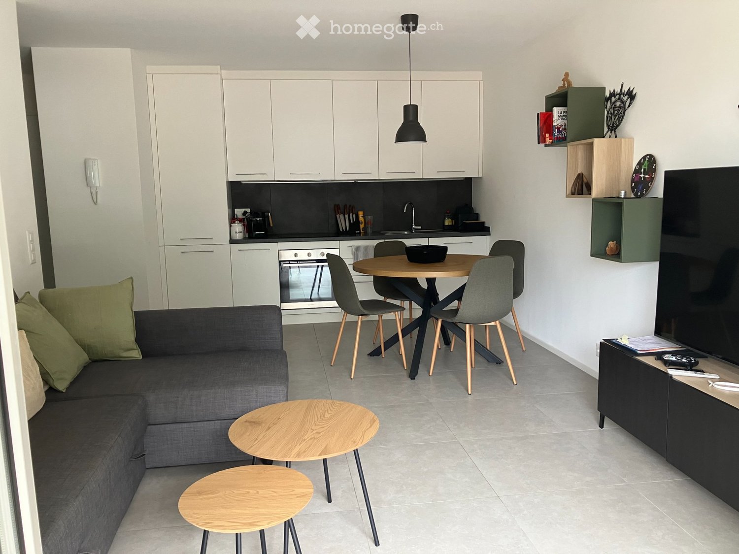 Appartement de 2 ½ pièces

Cherche repreneur pour appartement de 2,5 pièces d'environ 60 m2 au 3ème étage à Cadenazzo à partir du 1.12.26
Le salon et la chambre ont une porte-fenêtre qui donne sur la terrasse.
Salle de bain avec douche, sans fenêtre avec possibilité de mettre une machine à laver.
À , photo 1 sur 5