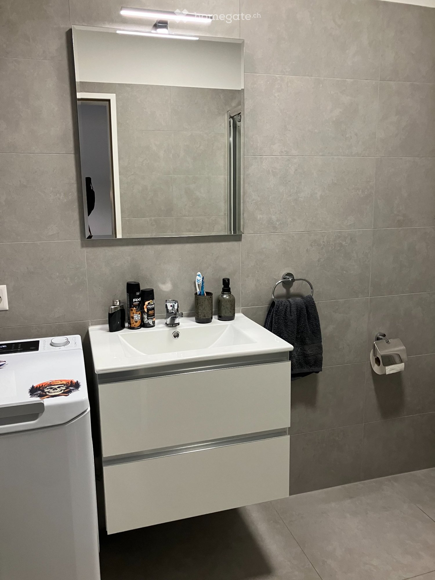 Appartement de 2 ½ pièces

Cherche repreneur pour appartement de 2,5 pièces d'environ 60 m2 au 3ème étage à Cadenazzo à partir du 1.12.26
Le salon et la chambre ont une porte-fenêtre qui donne sur la terrasse.
Salle de bain avec douche, sans fenêtre avec possibilité de mettre une machine à laver.
À , photo 4 sur 5