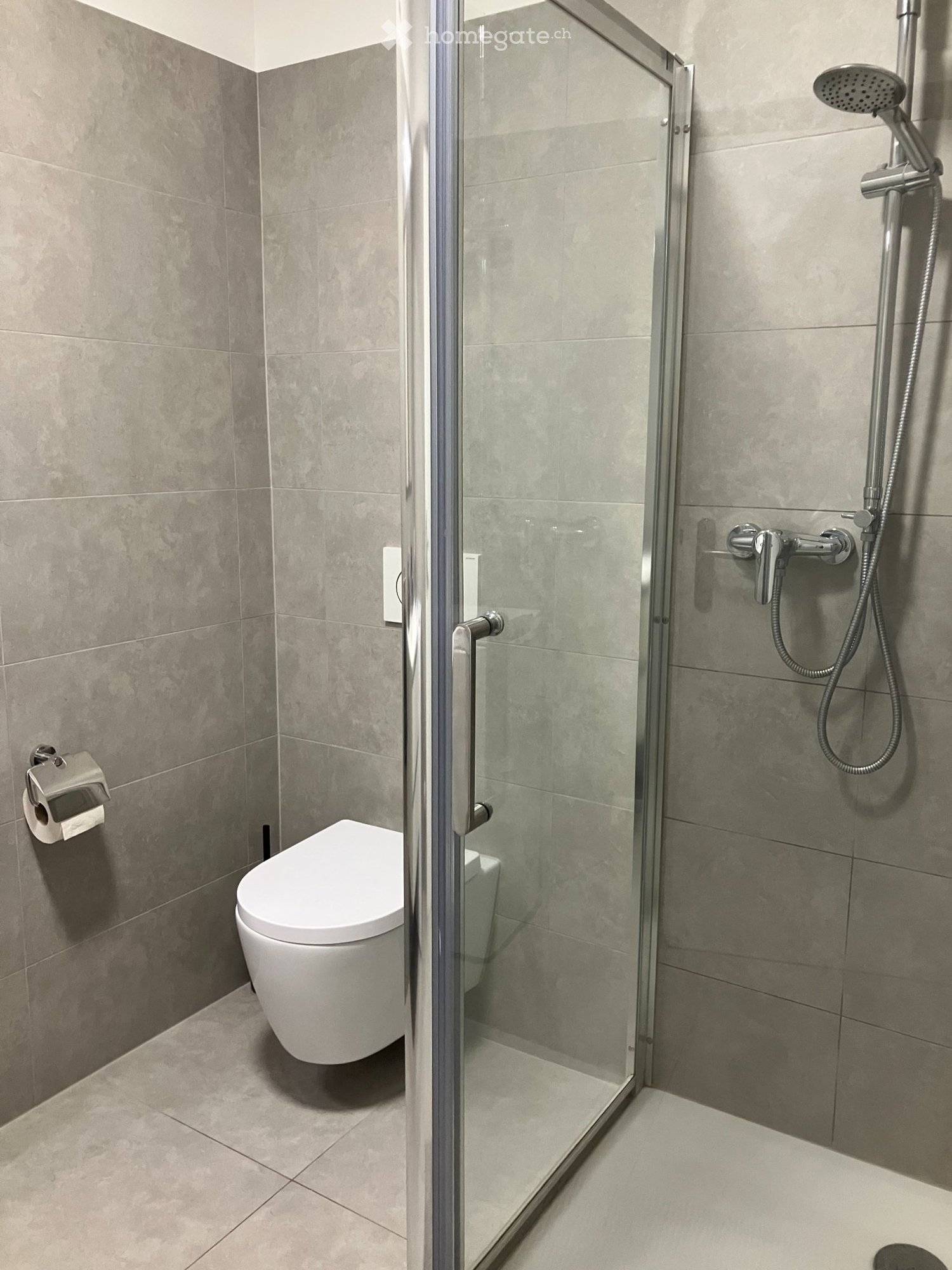 Appartement de 2 ½ pièces

Cherche repreneur pour appartement de 2,5 pièces d'environ 60 m2 au 3ème étage à Cadenazzo à partir du 1.12.26
Le salon et la chambre ont une porte-fenêtre qui donne sur la terrasse.
Salle de bain avec douche, sans fenêtre avec possibilité de mettre une machine à laver.
À , photo 3 sur 5