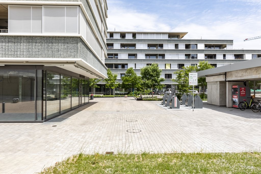 63m² shop