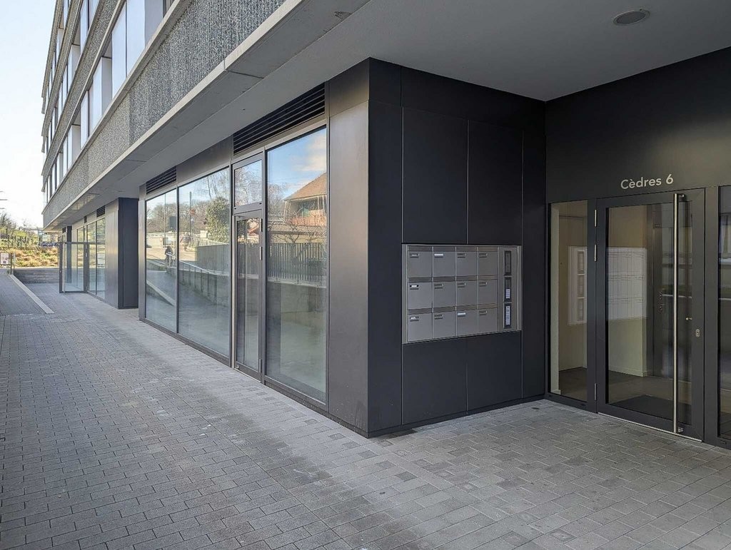 63m² shop