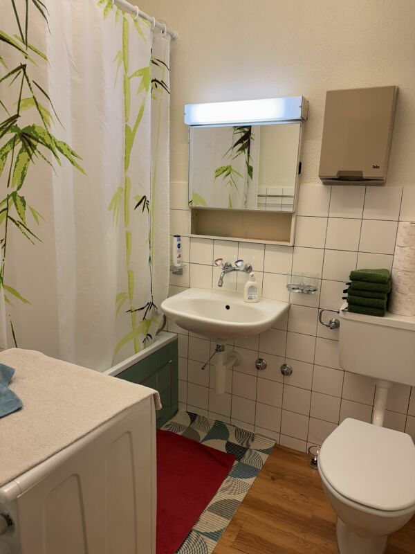 47m² office

Office in the center of Kleinhüningen, in Basel

At Kleinhüningerstrasse 171 in Basel, we are renting a 2-room office (2nd floor).

The office features 2 rooms with laminate flooring as well as a bathroom/WC and a balcony facing the courtyard.

Lift available.

Connections to public tra