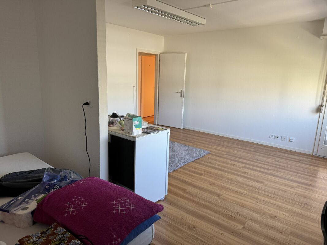 47m² office

Office in the center of Kleinhüningen, in Basel

At Kleinhüningerstrasse 171 in Basel, we are renting a 2-room office (2nd floor).

The office features 2 rooms with laminate flooring as well as a bathroom/WC and a balcony facing the courtyard.

Lift available.

Connections to public tra