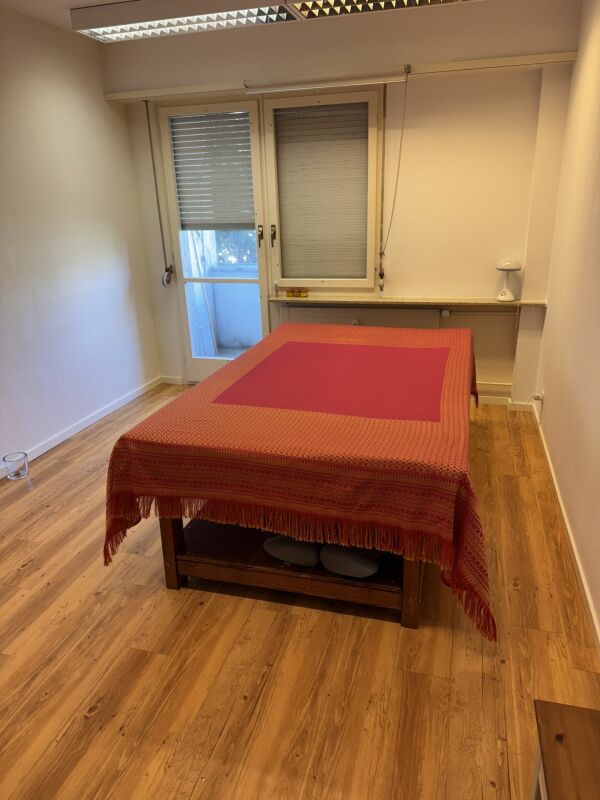 47m² office

Office in the center of Kleinhüningen, in Basel

At Kleinhüningerstrasse 171 in Basel, we are renting a 2-room office (2nd floor).

The office features 2 rooms with laminate flooring as well as a bathroom/WC and a balcony facing the courtyard.

Lift available.

Connections to public tra