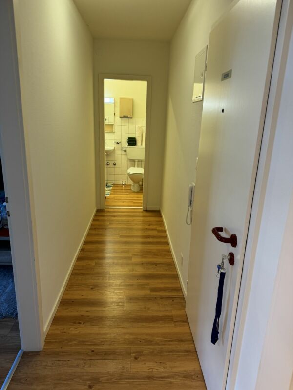 47m² office

Office in the center of Kleinhüningen, in Basel

At Kleinhüningerstrasse 171 in Basel, we are renting a 2-room office (2nd floor).

The office features 2 rooms with laminate flooring as well as a bathroom/WC and a balcony facing the courtyard.

Lift available.

Connections to public tra