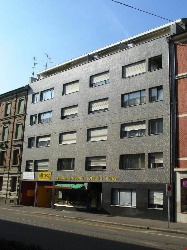 47m² office

Office in the center of Kleinhüningen, in Basel

At Kleinhüningerstrasse 171 in Basel, we are renting a 2-room office (2nd floor).

The office features 2 rooms with laminate flooring as well as a bathroom/WC and a balcony facing the courtyard.

Lift available.

Connections to public tra