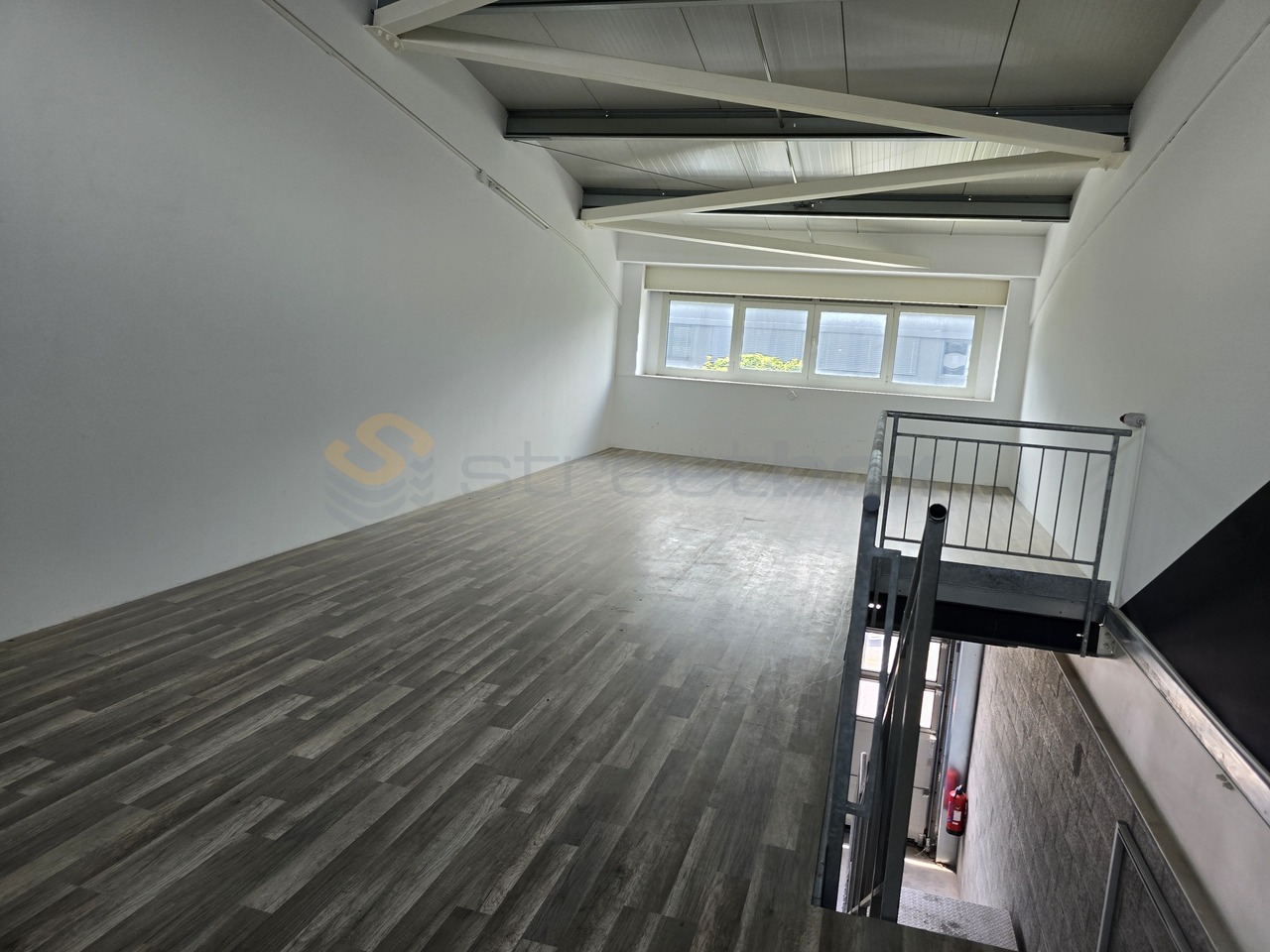 230m² commercial