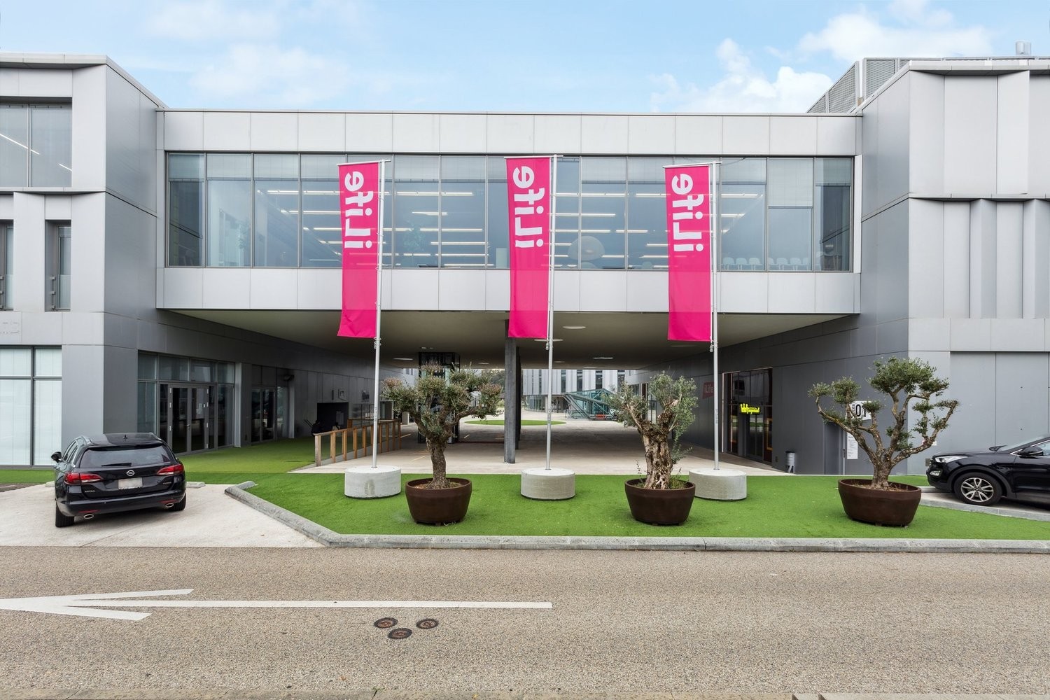 726m² living / commercial building, photo 2 sur 6
