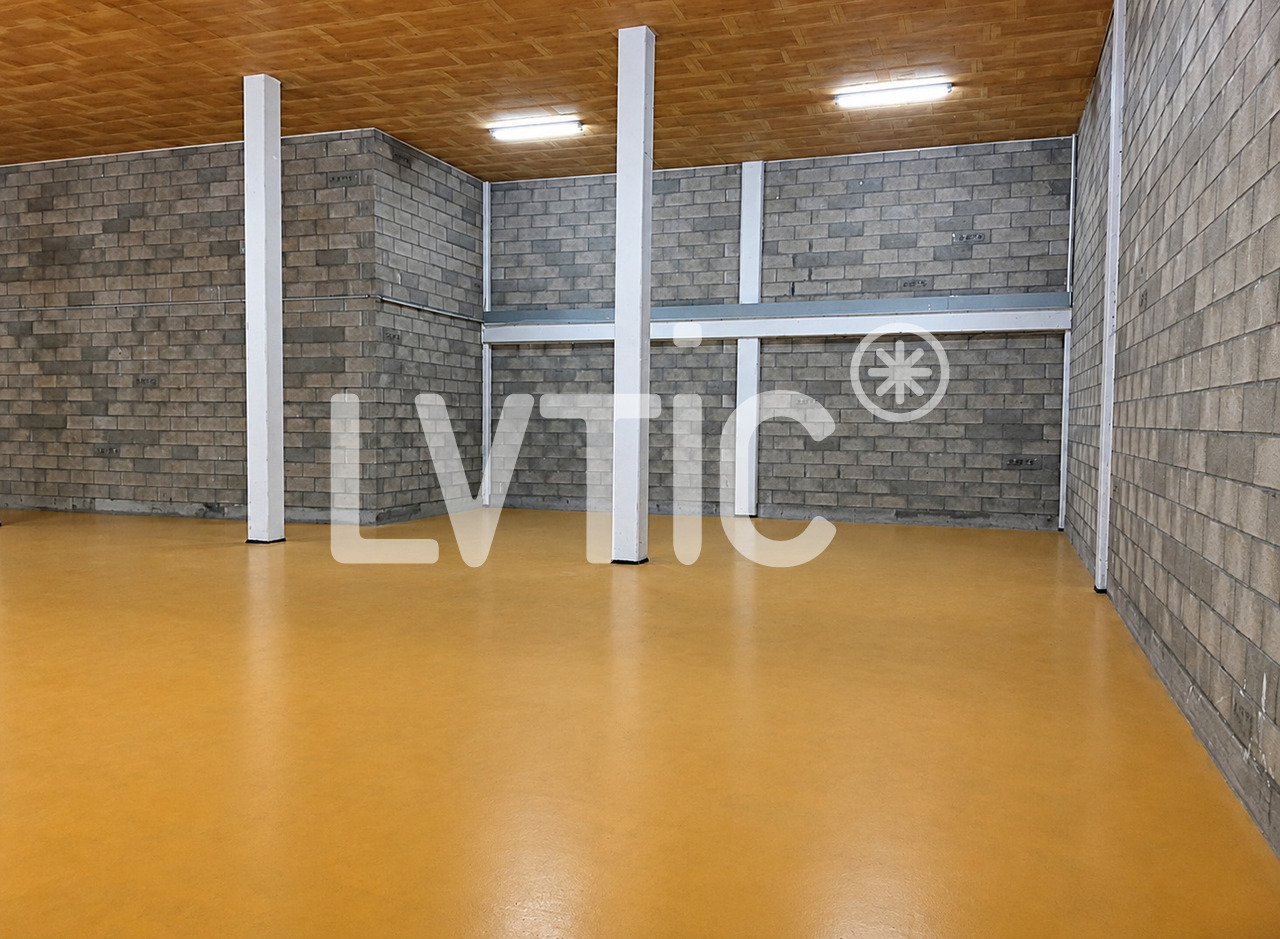 315m² storage room