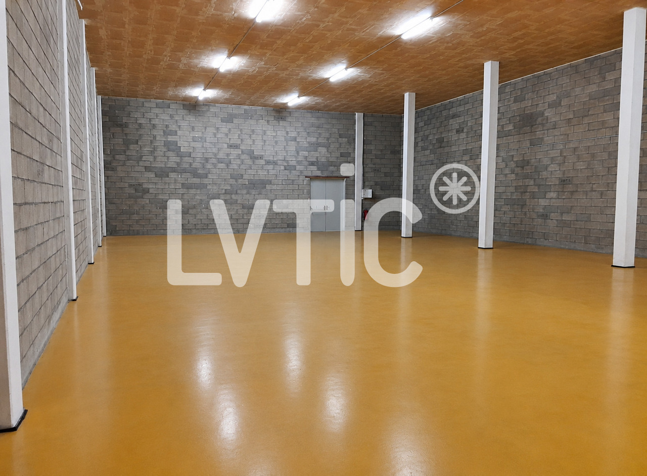 315m² storage room
