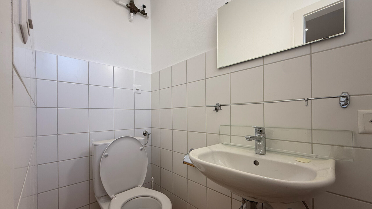 65m² commercial
