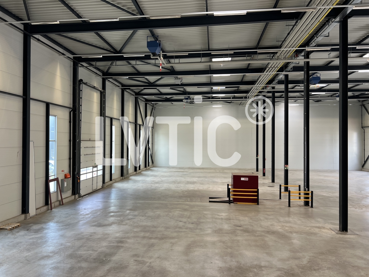 950m² industrial object, photo 1 sur 9