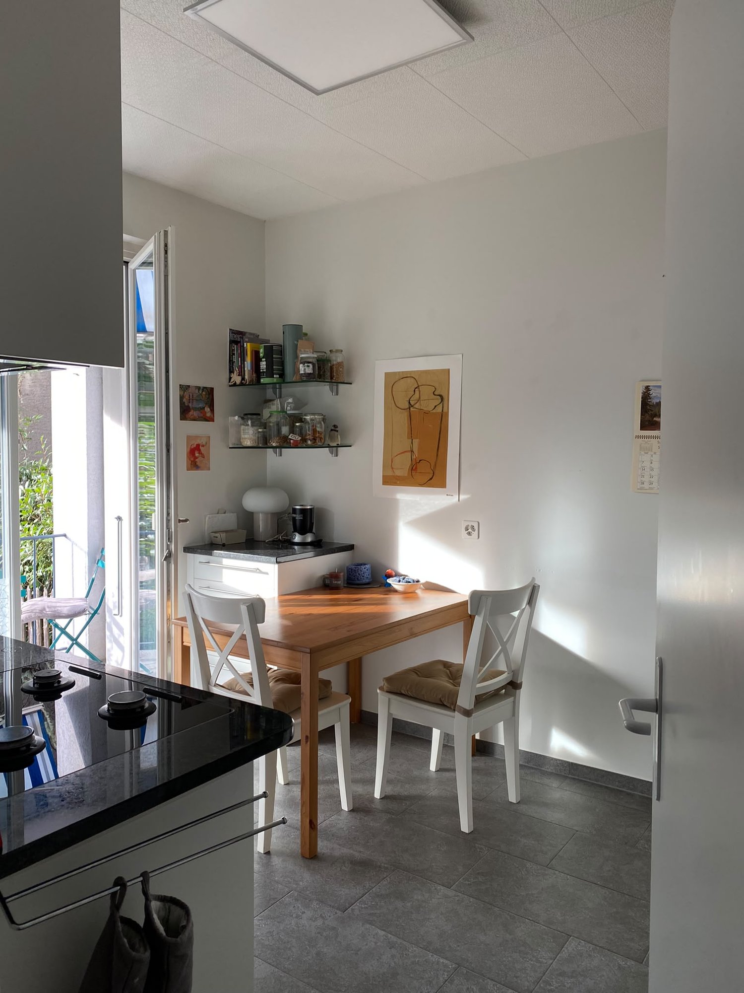 Chambre en colocation

Tu es à la recherche d'une colocation qui t'offre à la fois la proximité de la ville, ainsi que le calme et la nature ? Tu souhaites un foyer qui se passe de toute souffrance animale ? Tu es intéressé(e) par des discussions profondes sur la vie et au-delà, par des soirées jeux