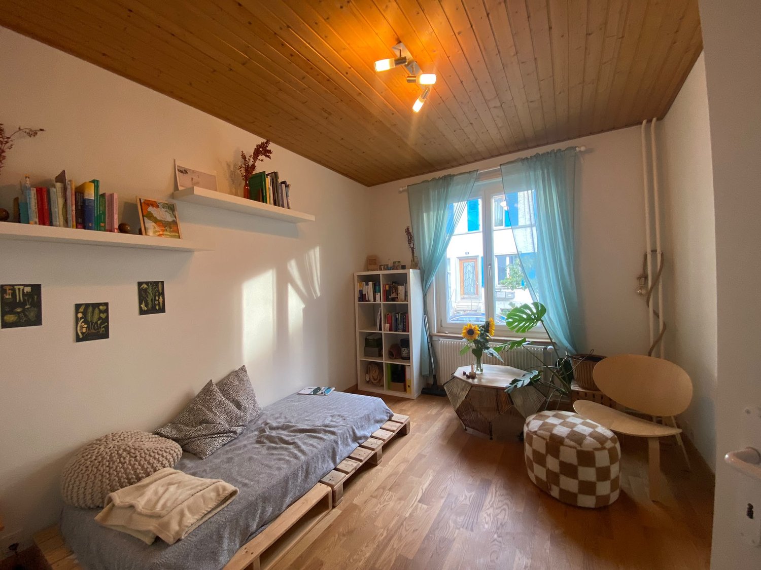 Chambre en colocation

Tu es à la recherche d'une colocation qui t'offre à la fois la proximité de la ville, ainsi que le calme et la nature ? Tu souhaites un foyer qui se passe de toute souffrance animale ? Tu es intéressé(e) par des discussions profondes sur la vie et au-delà, par des soirées jeux