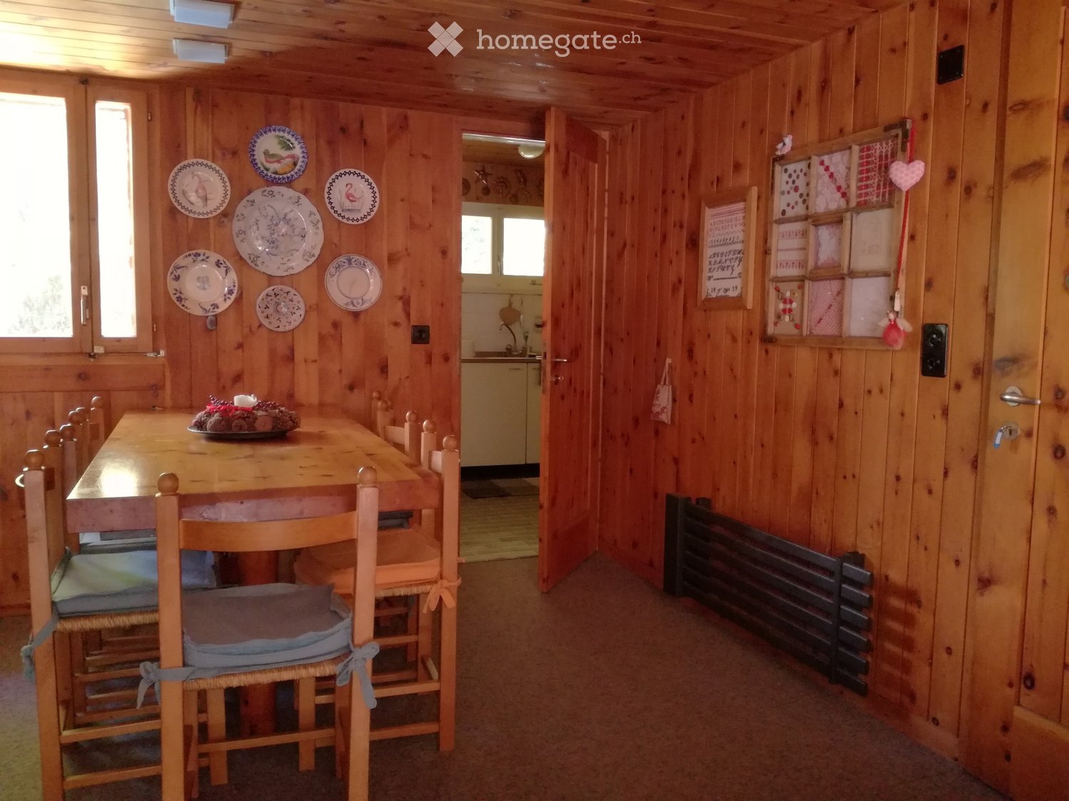 Splendide chalet à louer pour la saison hivernale (à 3500.- par mois) niché dans la nature à proximité du Lago Doss à S. Bernardino.
Sous-sol, rez-de-chaussée (entrée, sanitaire, séjour avec cheminée, salle à manger et cuisine), premier étage (4 chambres dont 2 doubles, 1 lit superposé et 1 simple, , photo 3 sur 4