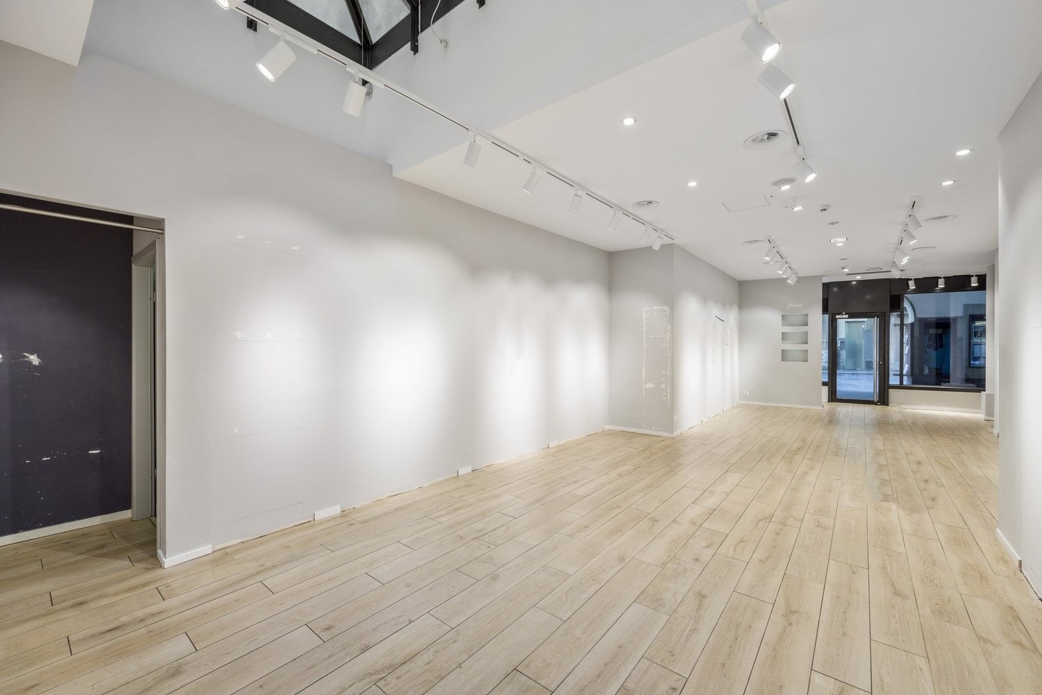 71m² shop