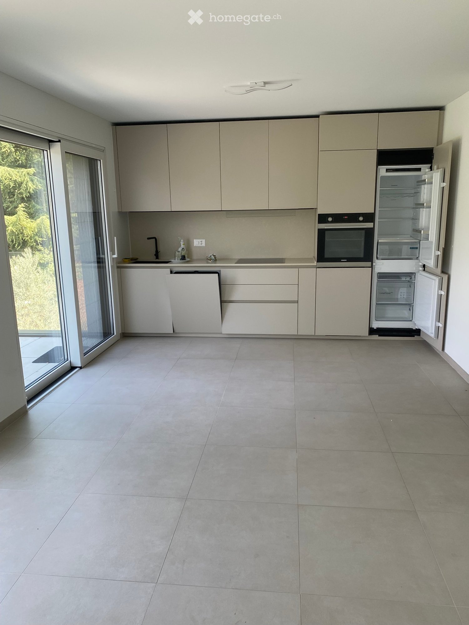 Appartement de 2,5 pièces à Ponte Capriasca. Repreneur recherché. Libre immédiatement, pas de chiens, 2 salles de bain, possibilité de garder la machine à laver, 2 places de parc. 
Zone très calme.