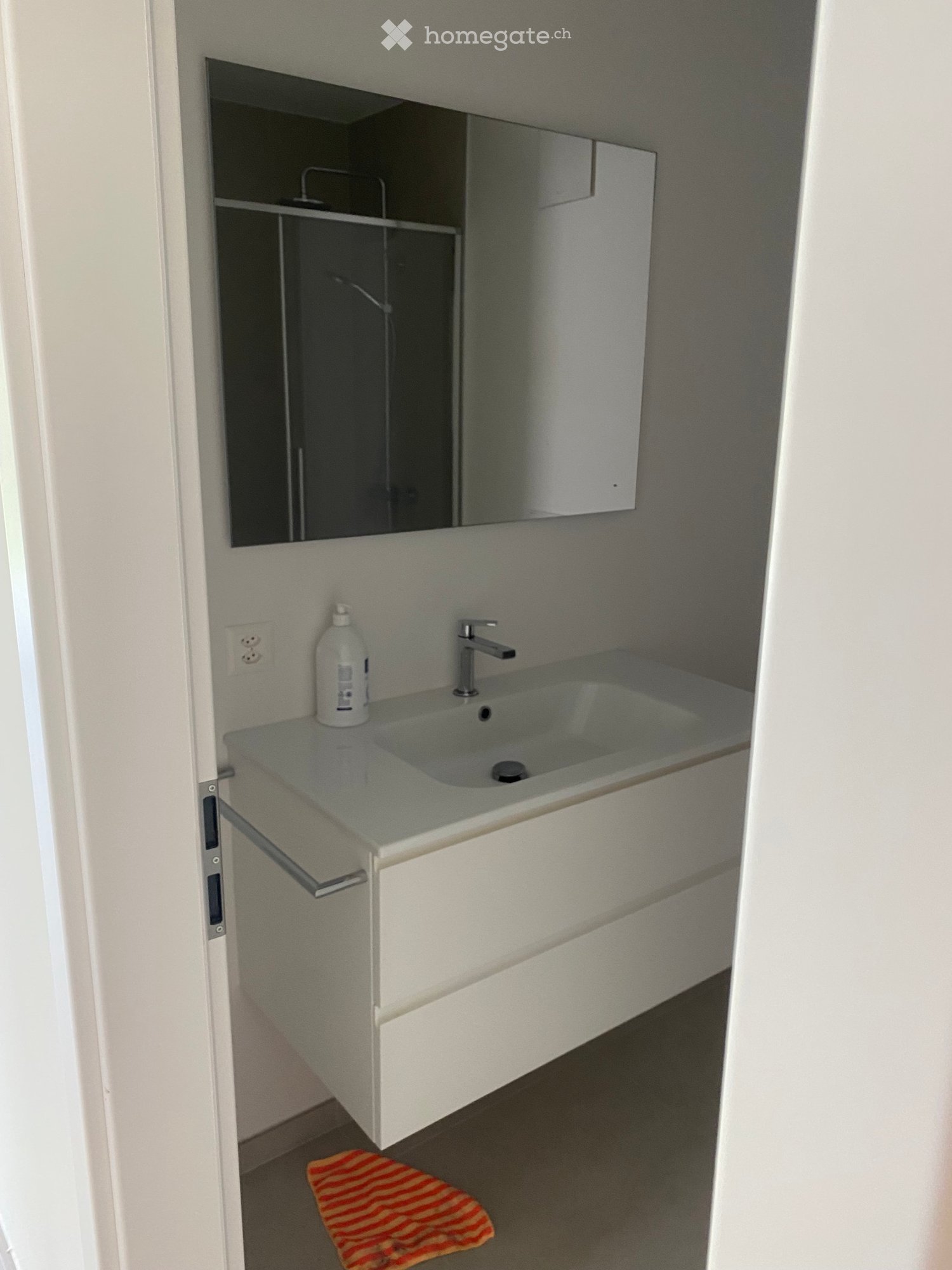 Appartement de 2,5 pièces à Ponte Capriasca. Repreneur recherché. Libre immédiatement, pas de chiens, 2 salles de bain, possibilité de garder la machine à laver, 2 places de parc. 
Zone très calme.