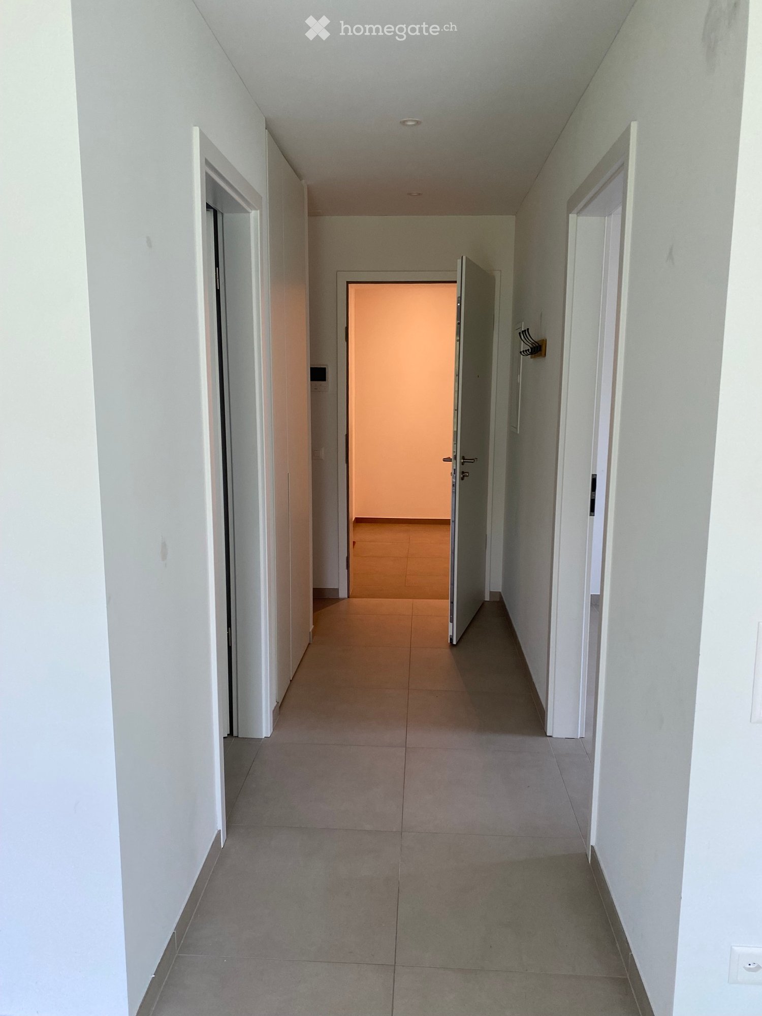 Appartement de 2,5 pièces à Ponte Capriasca. Repreneur recherché. Libre immédiatement, pas de chiens, 2 salles de bain, possibilité de garder la machine à laver, 2 places de parc. 
Zone très calme.