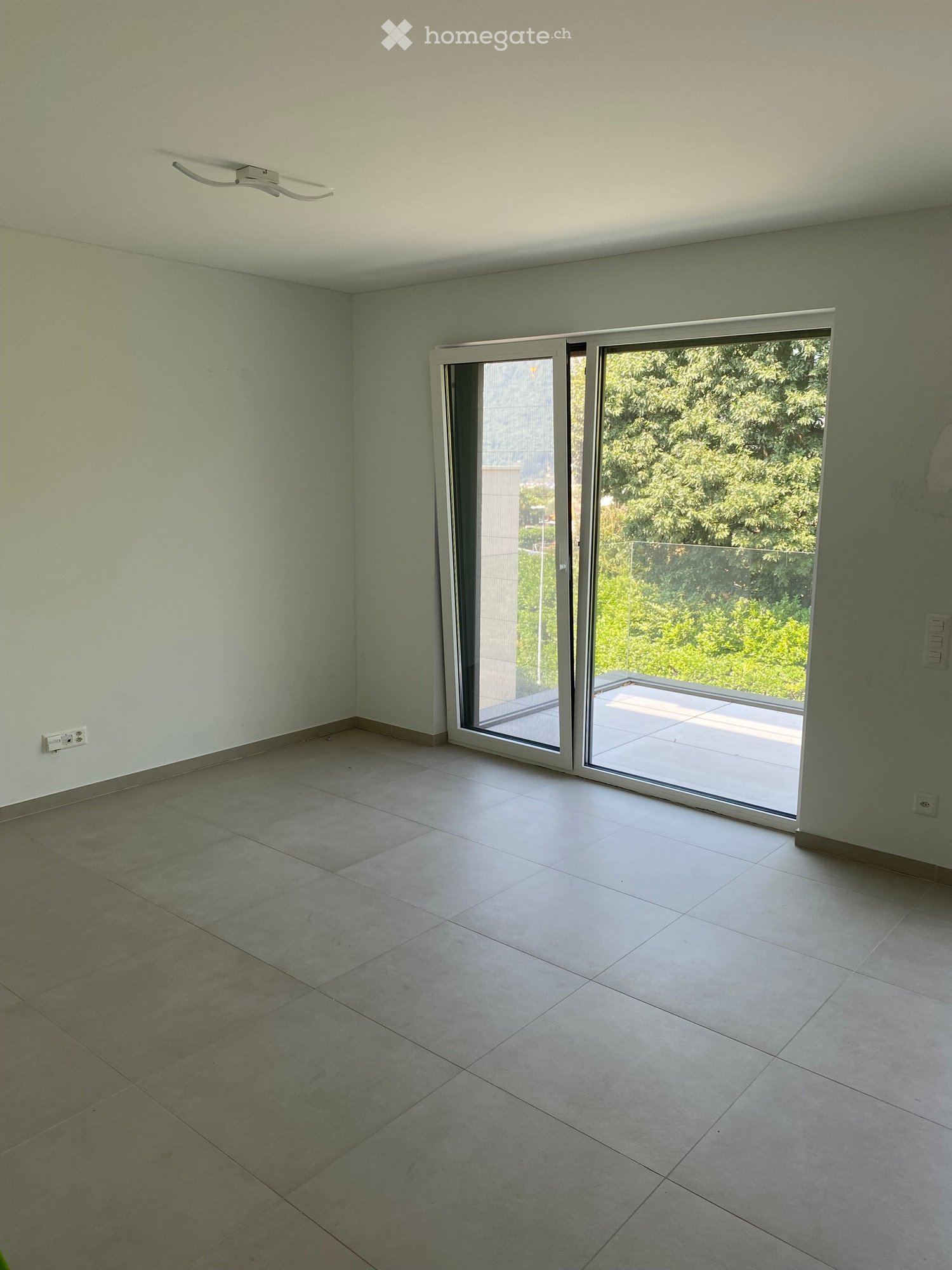 Appartement de 2,5 pièces à Ponte Capriasca. Repreneur recherché. Libre immédiatement, pas de chiens, 2 salles de bain, possibilité de garder la machine à laver, 2 places de parc. 
Zone très calme.