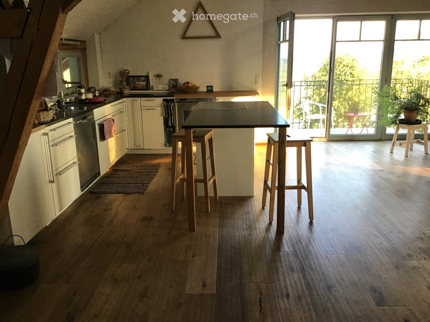 Appartement de 2 pièces","description":"Locataires calmes recherchés pour un spacieux appartement loft de 2.5 pièces en lisière de forêt.
L'appartement dispose de 2 pièces séparées, 2 balcons, une cheminée
et d'une terrasse d'environ 15m2, ainsi que de 2 places de parc extérieures.

Le prix du loyer, photo 3 sur 5