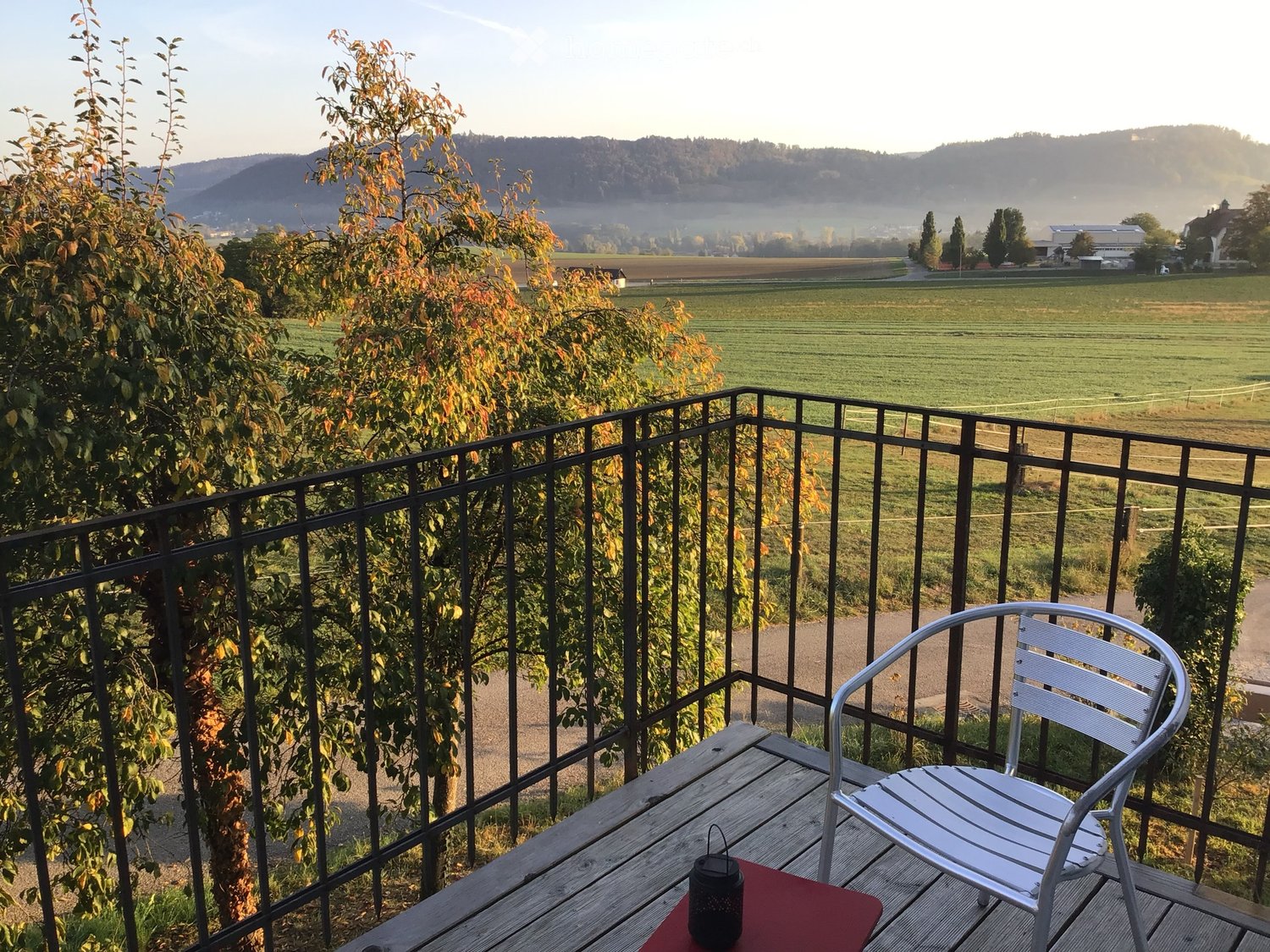 Appartement de 2 pièces","description":"Locataires calmes recherchés pour un spacieux appartement loft de 2.5 pièces en lisière de forêt.
L'appartement dispose de 2 pièces séparées, 2 balcons, une cheminée
et d'une terrasse d'environ 15m2, ainsi que de 2 places de parc extérieures.

Le prix du loyer, photo 1 sur 5