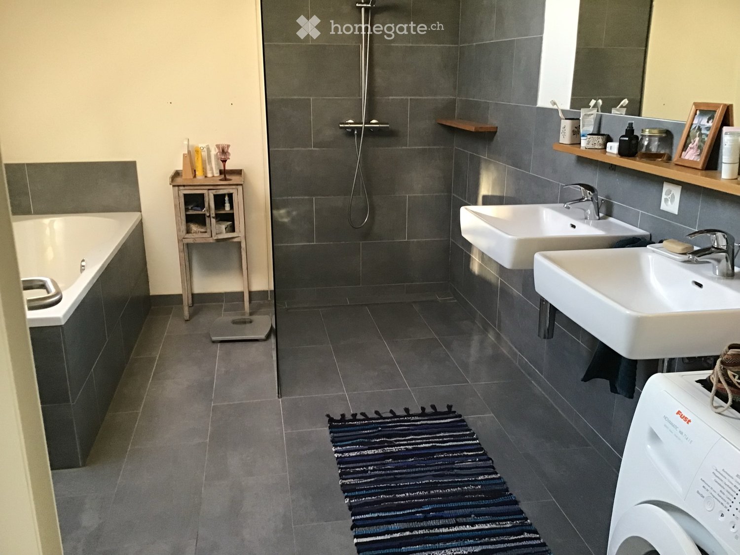 Appartement de 2 pièces","description":"Locataires calmes recherchés pour un spacieux appartement loft de 2.5 pièces en lisière de forêt.
L'appartement dispose de 2 pièces séparées, 2 balcons, une cheminée
et d'une terrasse d'environ 15m2, ainsi que de 2 places de parc extérieures.

Le prix du loyer, photo 4 sur 5
