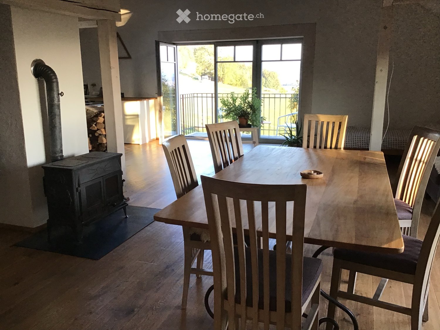 Appartement de 2 pièces","description":"Locataires calmes recherchés pour un spacieux appartement loft de 2.5 pièces en lisière de forêt.
L'appartement dispose de 2 pièces séparées, 2 balcons, une cheminée
et d'une terrasse d'environ 15m2, ainsi que de 2 places de parc extérieures.

Le prix du loyer, photo 5 sur 5