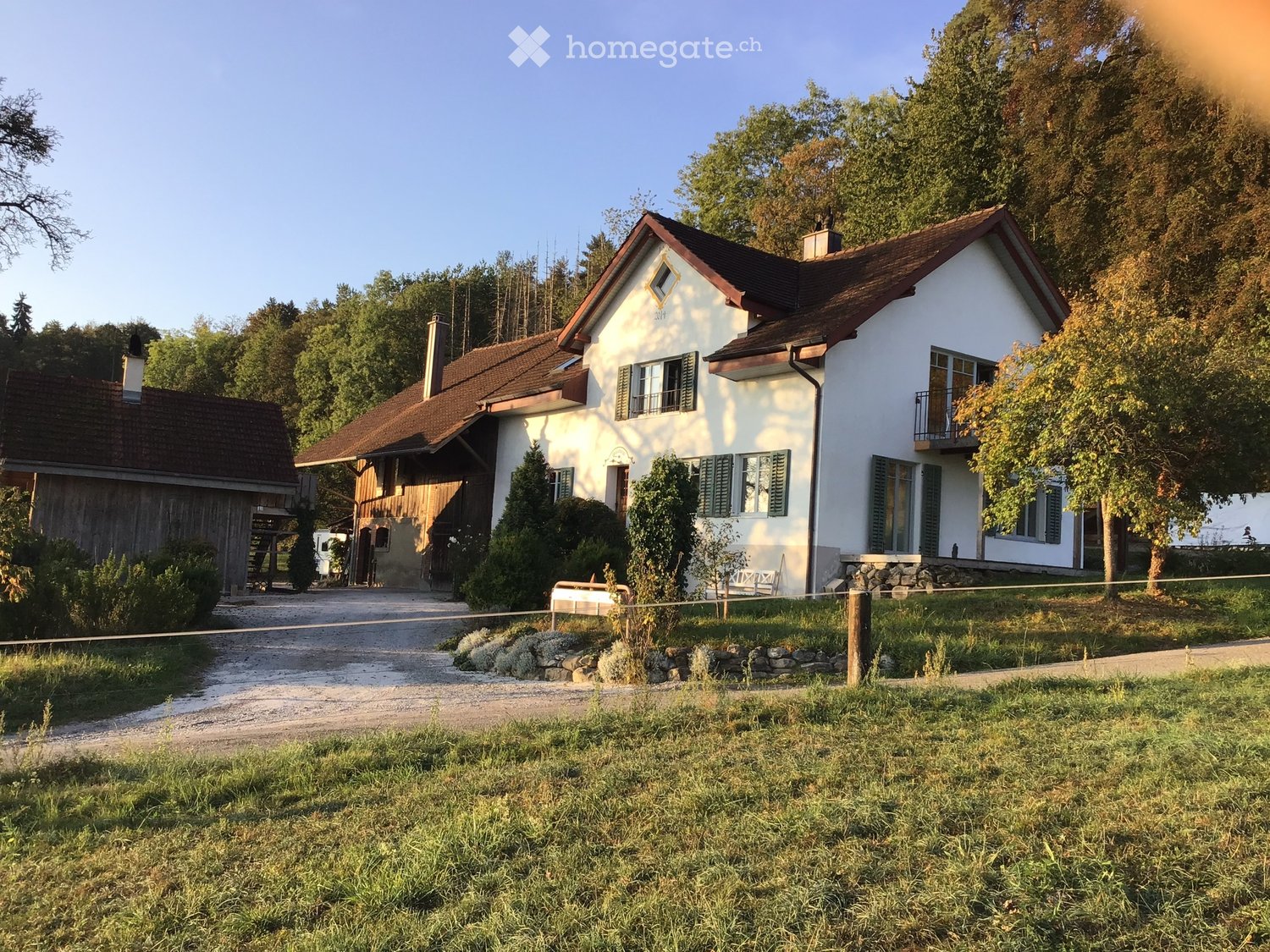 Appartement de 2 pièces","description":"Locataires calmes recherchés pour un spacieux appartement loft de 2.5 pièces en lisière de forêt.
L'appartement dispose de 2 pièces séparées, 2 balcons, une cheminée
et d'une terrasse d'environ 15m2, ainsi que de 2 places de parc extérieures.

Le prix du loyer, photo 2 sur 5