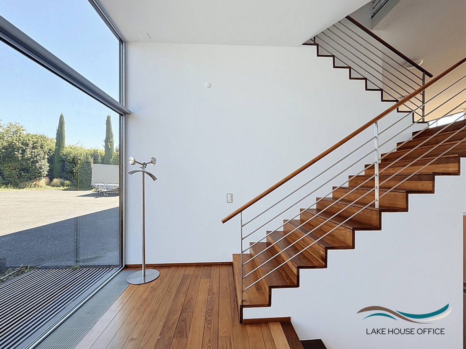 800m² office