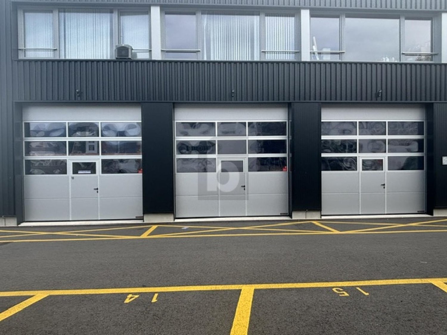 310m² office