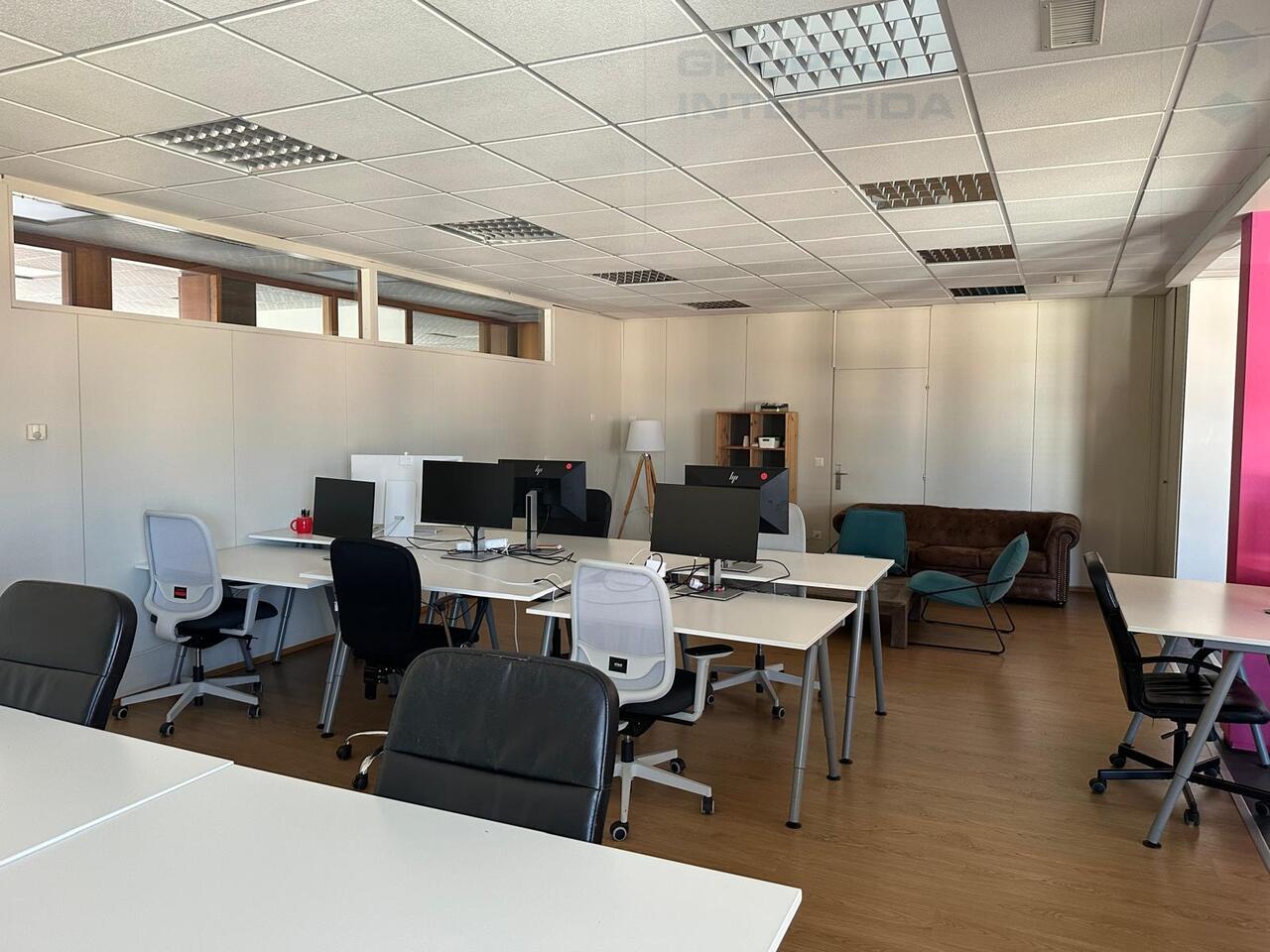 332m² office