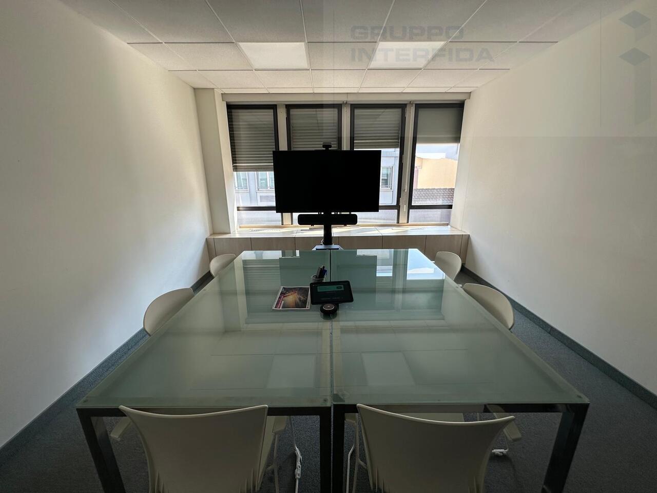 332m² office