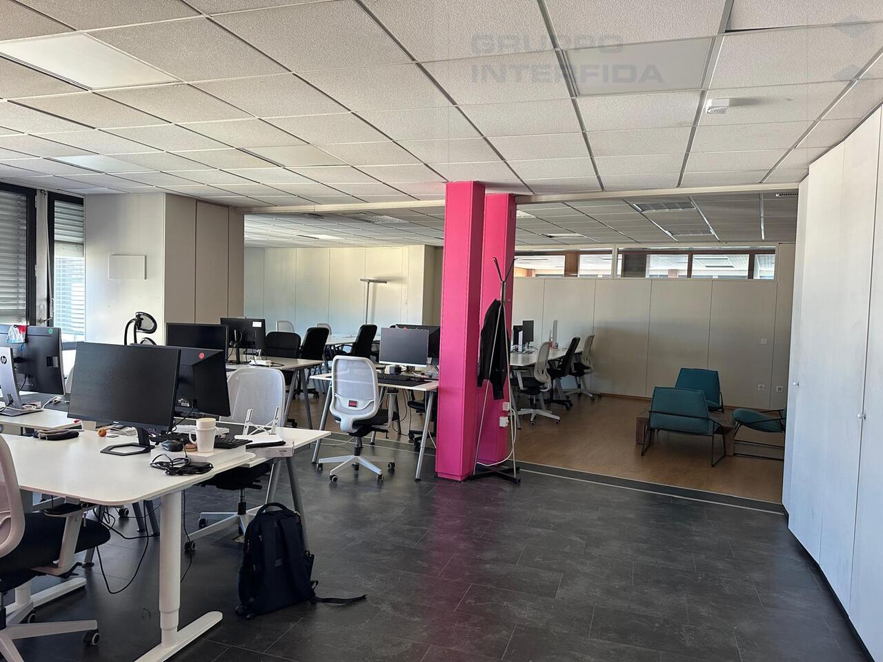 332m² office