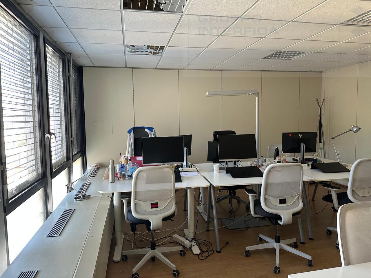 332m² office