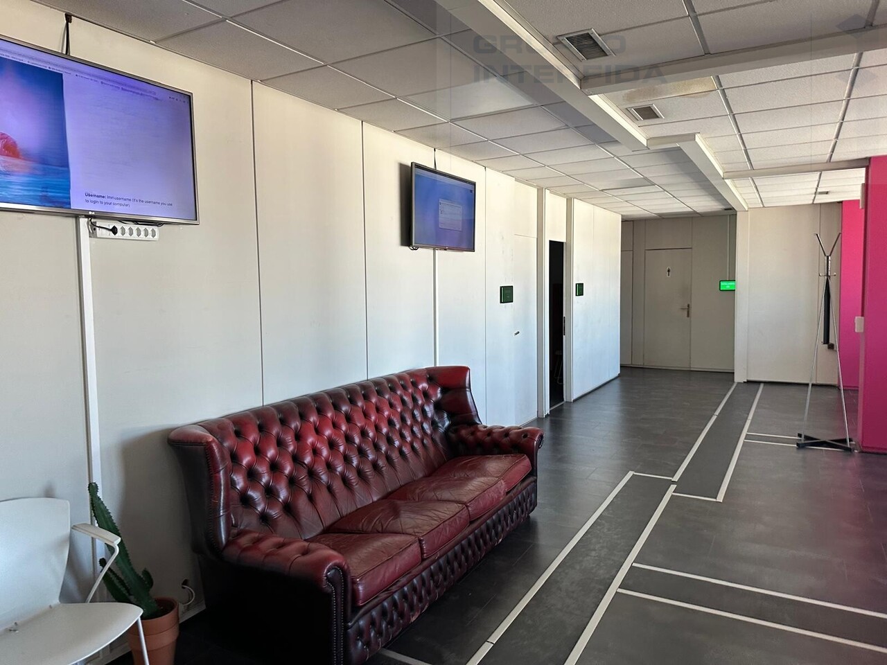 332m² office