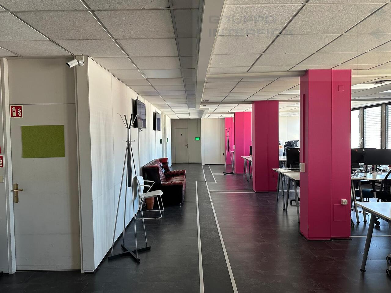 332m² office