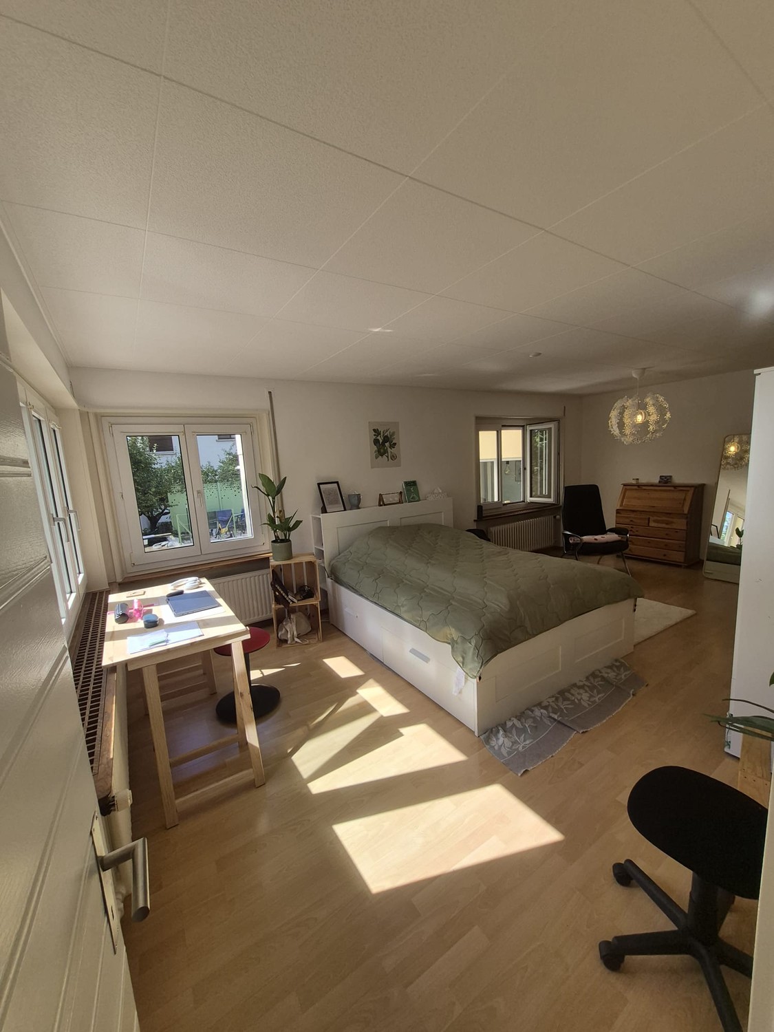 Chambre dans une colocation

Salut !
Deux de nos colocataires déménagent, donc deux chambres se libèrent dans notre colocation. La date d'emménagement est flexible.

La chambre est spacieuse et lumineuse, avec des parquets en bois et une grande fenêtre qui donne sur de la verdure.
Les espaces commun, photo 1 sur 7