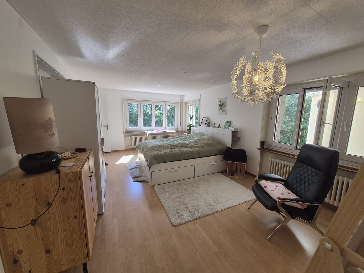 Chambre dans une colocation

Salut !
Deux de nos colocataires déménagent, donc deux chambres se libèrent dans notre colocation. La date d'emménagement est flexible.

La chambre est spacieuse et lumineuse, avec des parquets en bois et une grande fenêtre qui donne sur de la verdure.
Les espaces commun, photo 2 sur 7