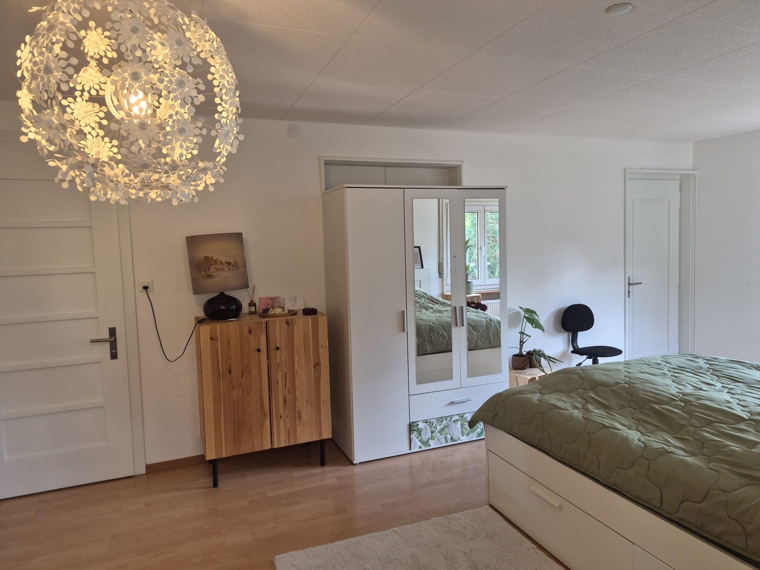 Chambre dans une colocation

Salut !
Deux de nos colocataires déménagent, donc deux chambres se libèrent dans notre colocation. La date d'emménagement est flexible.

La chambre est spacieuse et lumineuse, avec des parquets en bois et une grande fenêtre qui donne sur de la verdure.
Les espaces commun, photo 4 sur 7