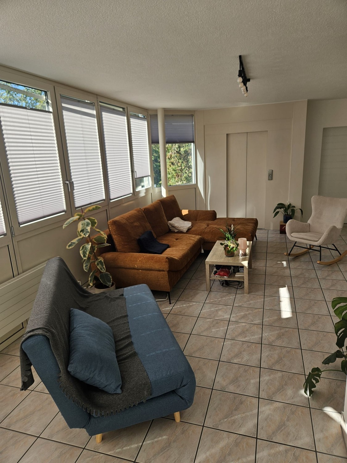 Chambre dans une colocation

Salut !
Deux de nos colocataires déménagent, donc deux chambres se libèrent dans notre colocation. La date d'emménagement est flexible.

La chambre est spacieuse et lumineuse, avec des parquets en bois et une grande fenêtre qui donne sur de la verdure.
Les espaces commun, photo 7 sur 7