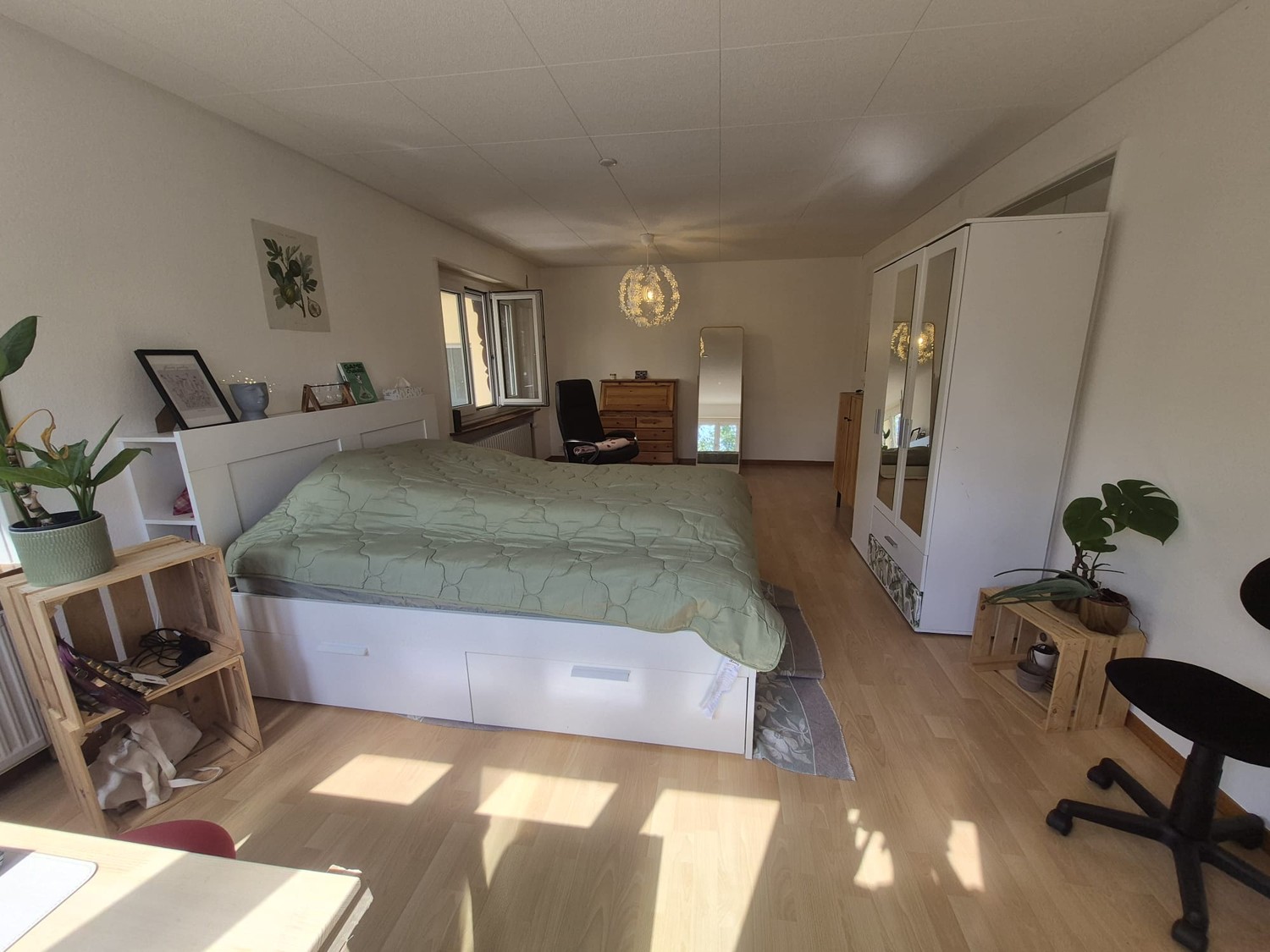 Chambre dans une colocation

Salut !
Deux de nos colocataires déménagent, donc deux chambres se libèrent dans notre colocation. La date d'emménagement est flexible.

La chambre est spacieuse et lumineuse, avec des parquets en bois et une grande fenêtre qui donne sur de la verdure.
Les espaces commun, photo 3 sur 7