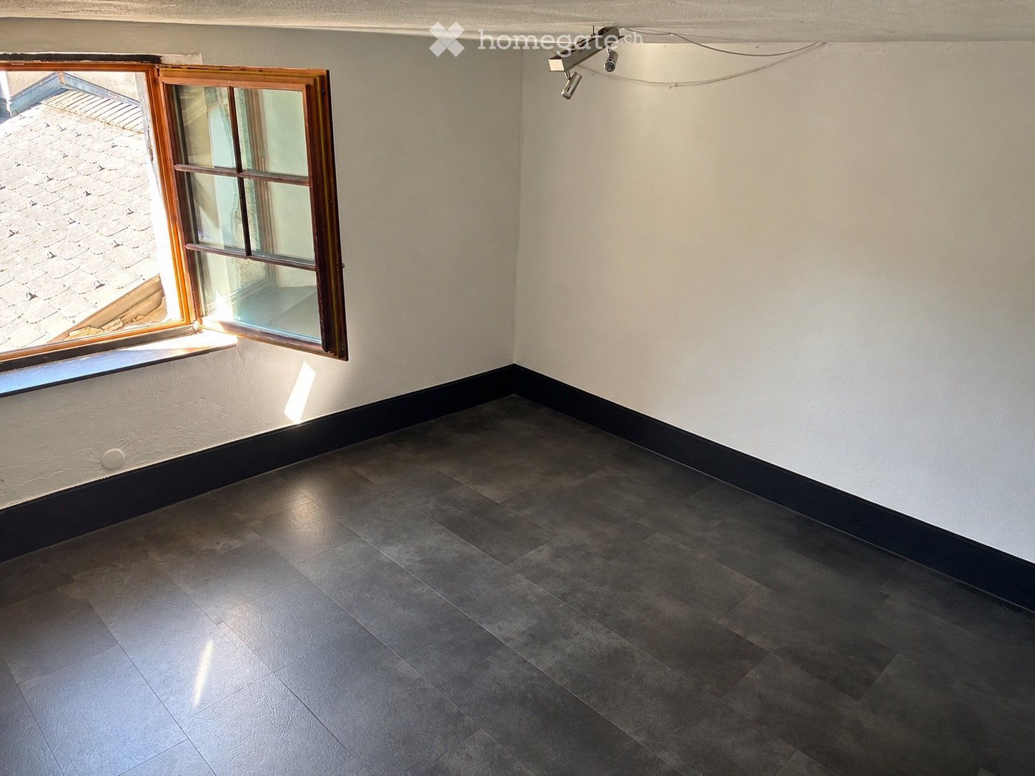 Appartement de 4 pièces en duplex idéal au cœur de la vieille ville
colocation
Jeune couple
ou personne solo pas de place de parc et chauffage électrique

Personne ayant des poursuites pas accepté merci

Mais ne convient pas au personne âgée ou au enfants