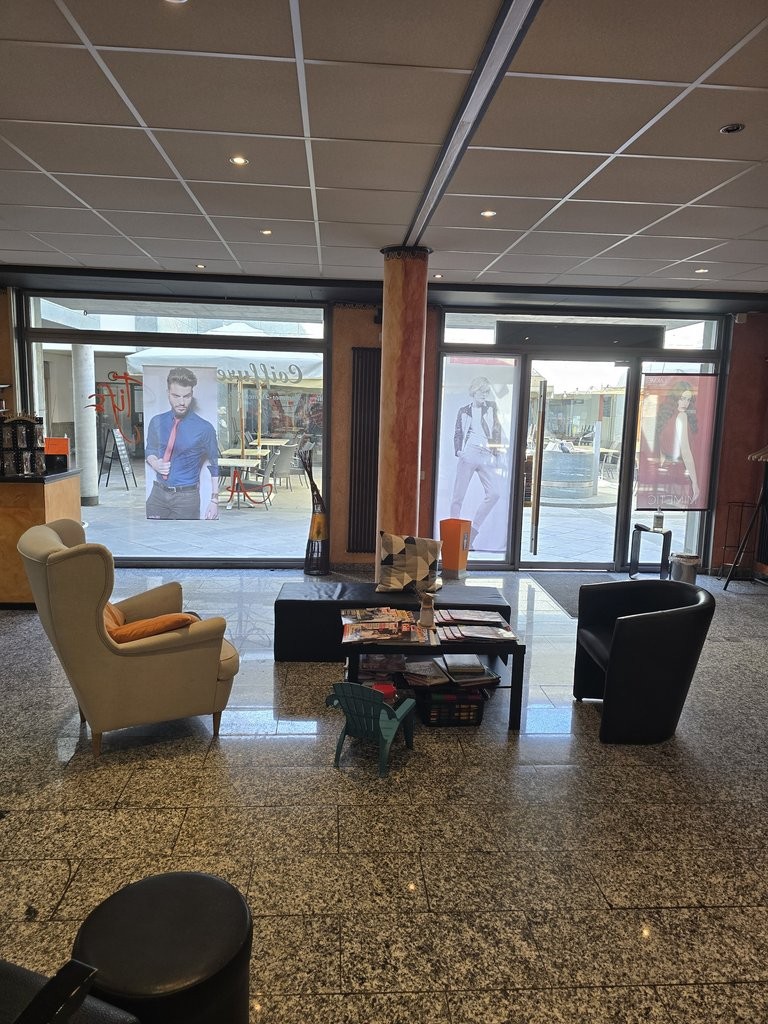 71m² shop