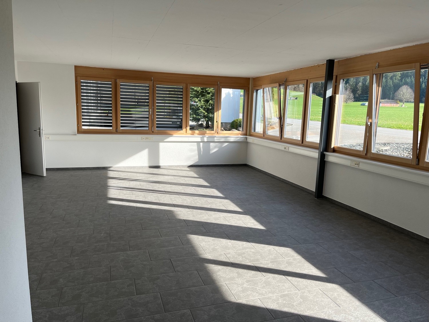 Bureaux de 63-63m², photo 1 sur 7