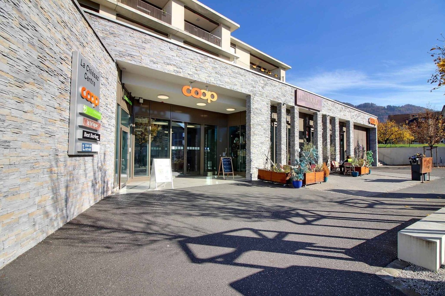 143m² shopping centre