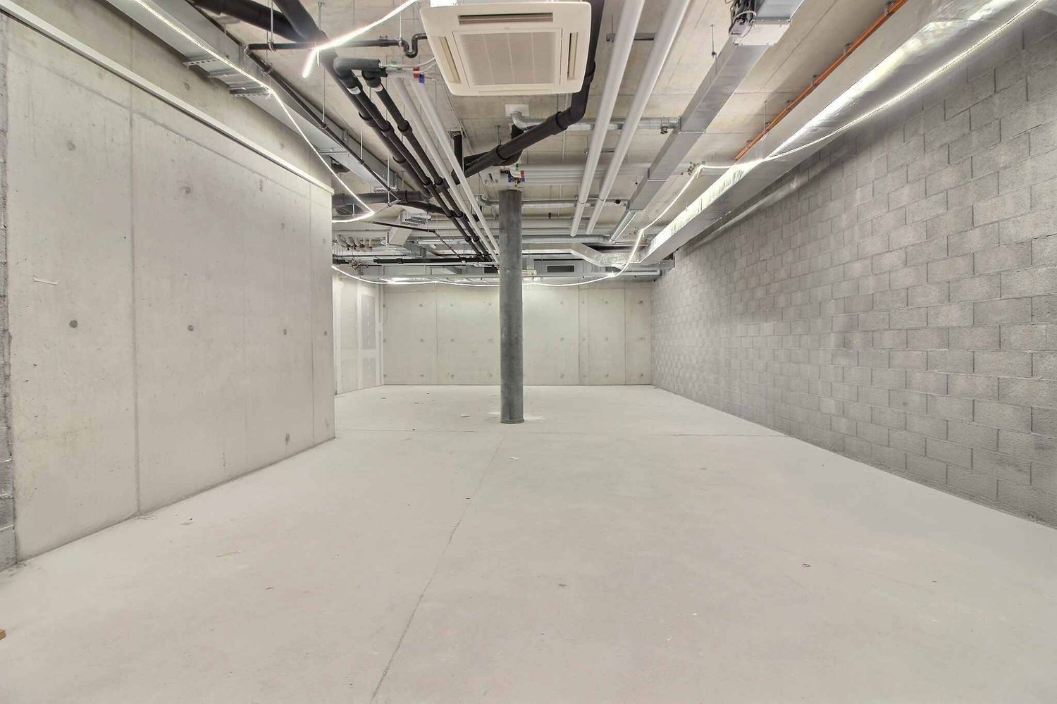 143m² shopping centre
