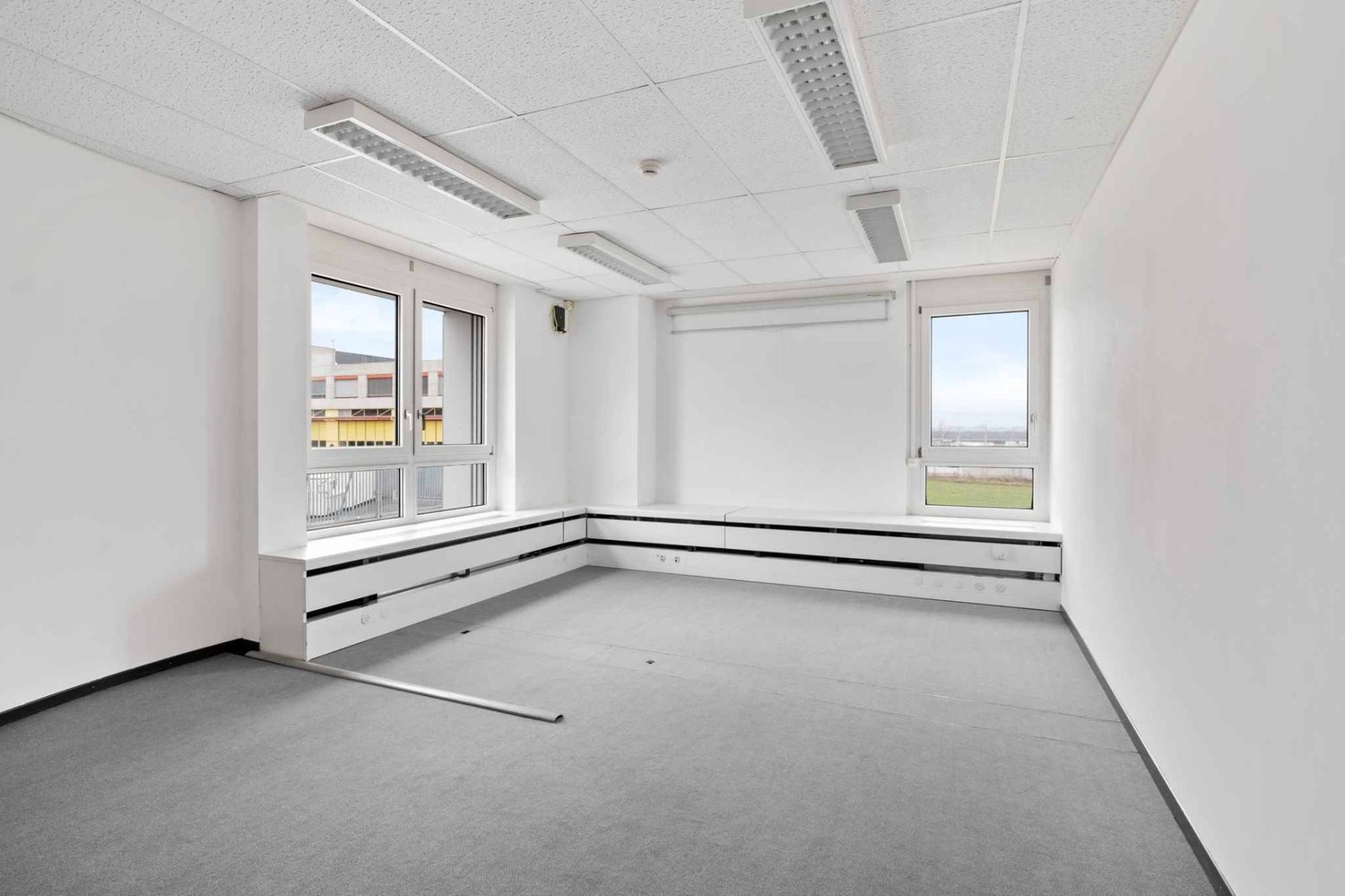 484m² office