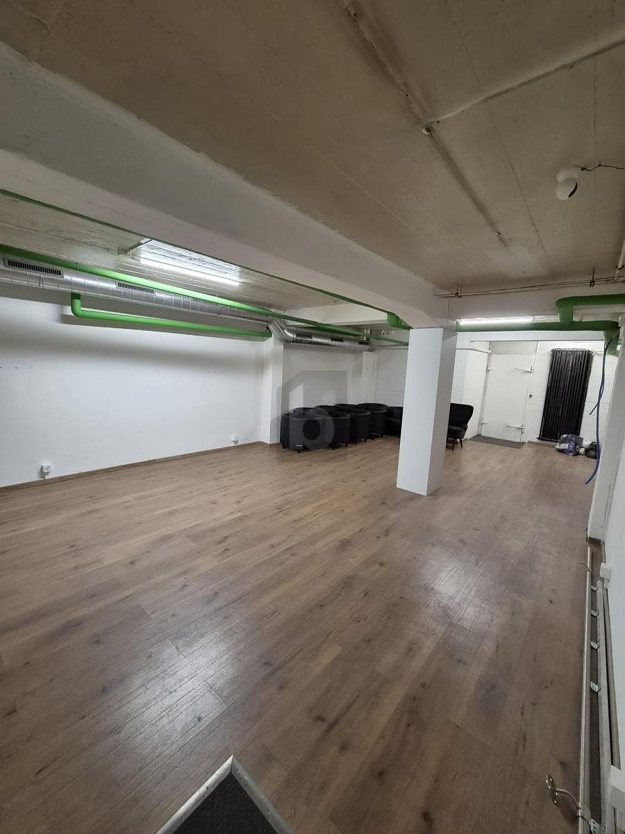 180m² shop