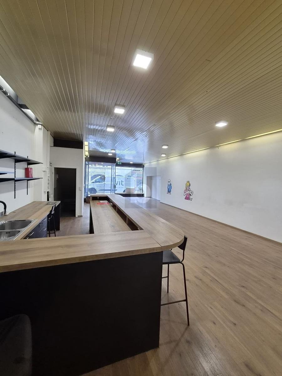 180m² shop